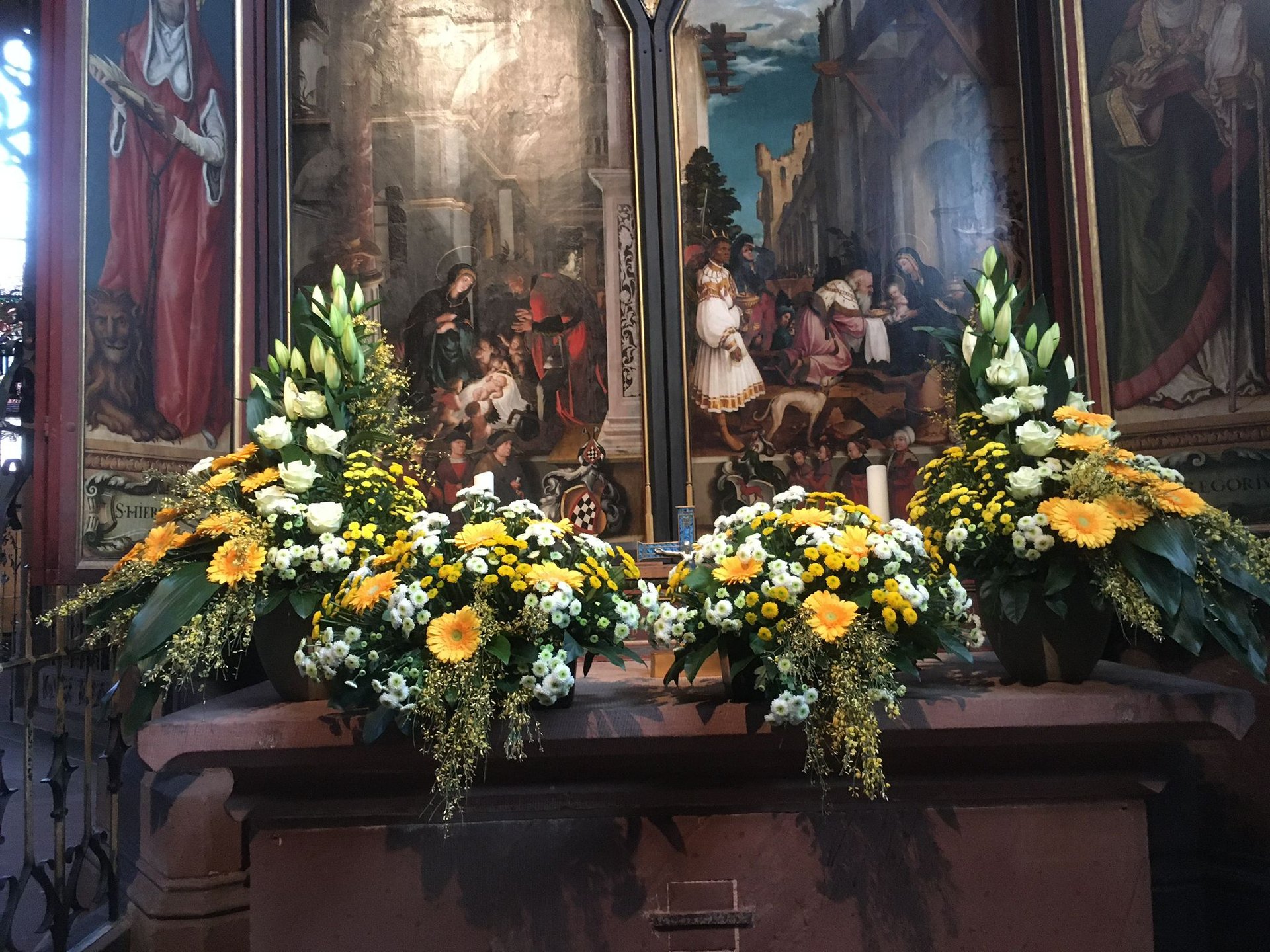 Florale Gestecke im kirchlichen Rahmen