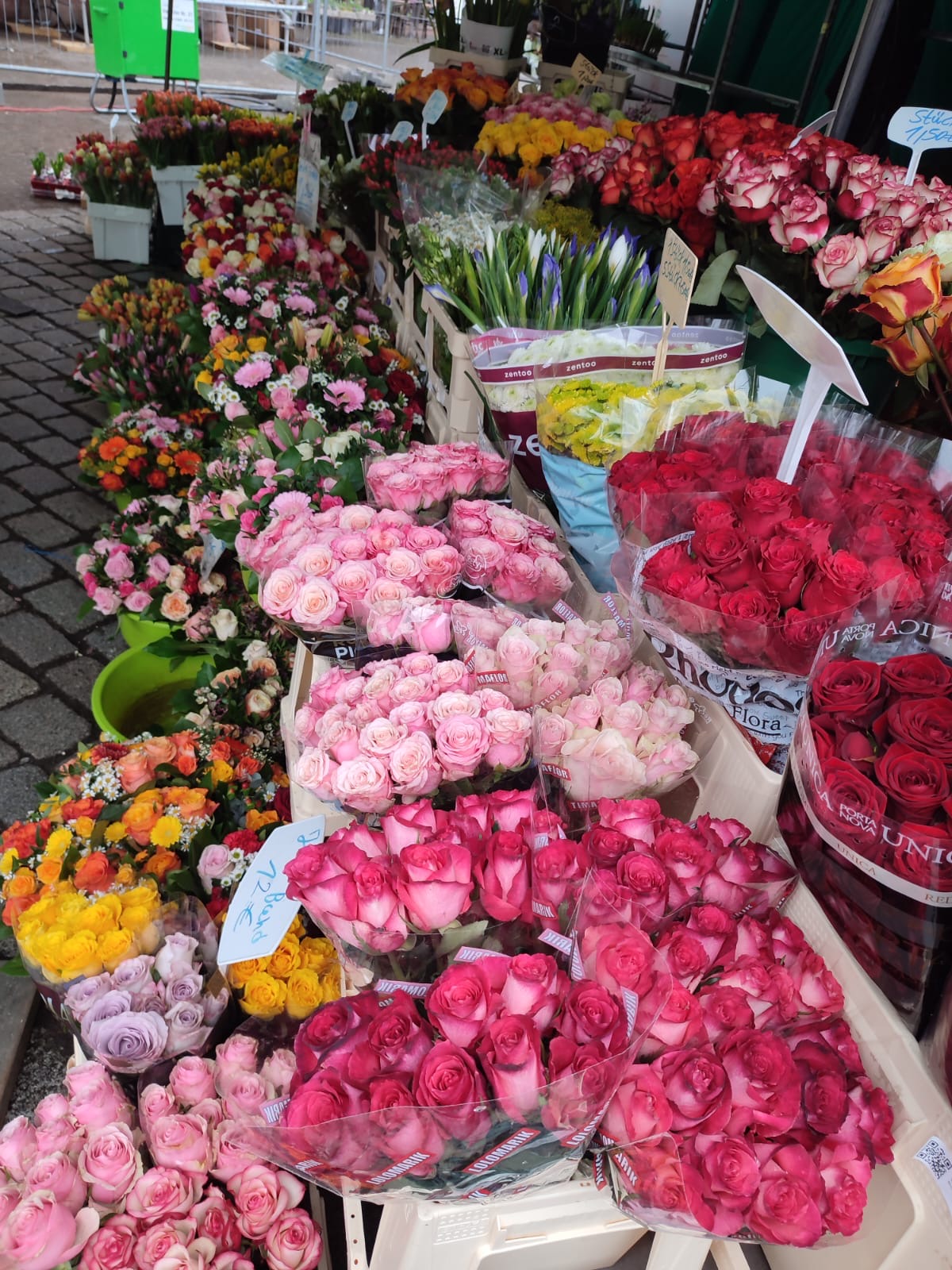 Große Auswahl an frischen Blumen in Gengenbach am Marktstand von Rosen Bähr