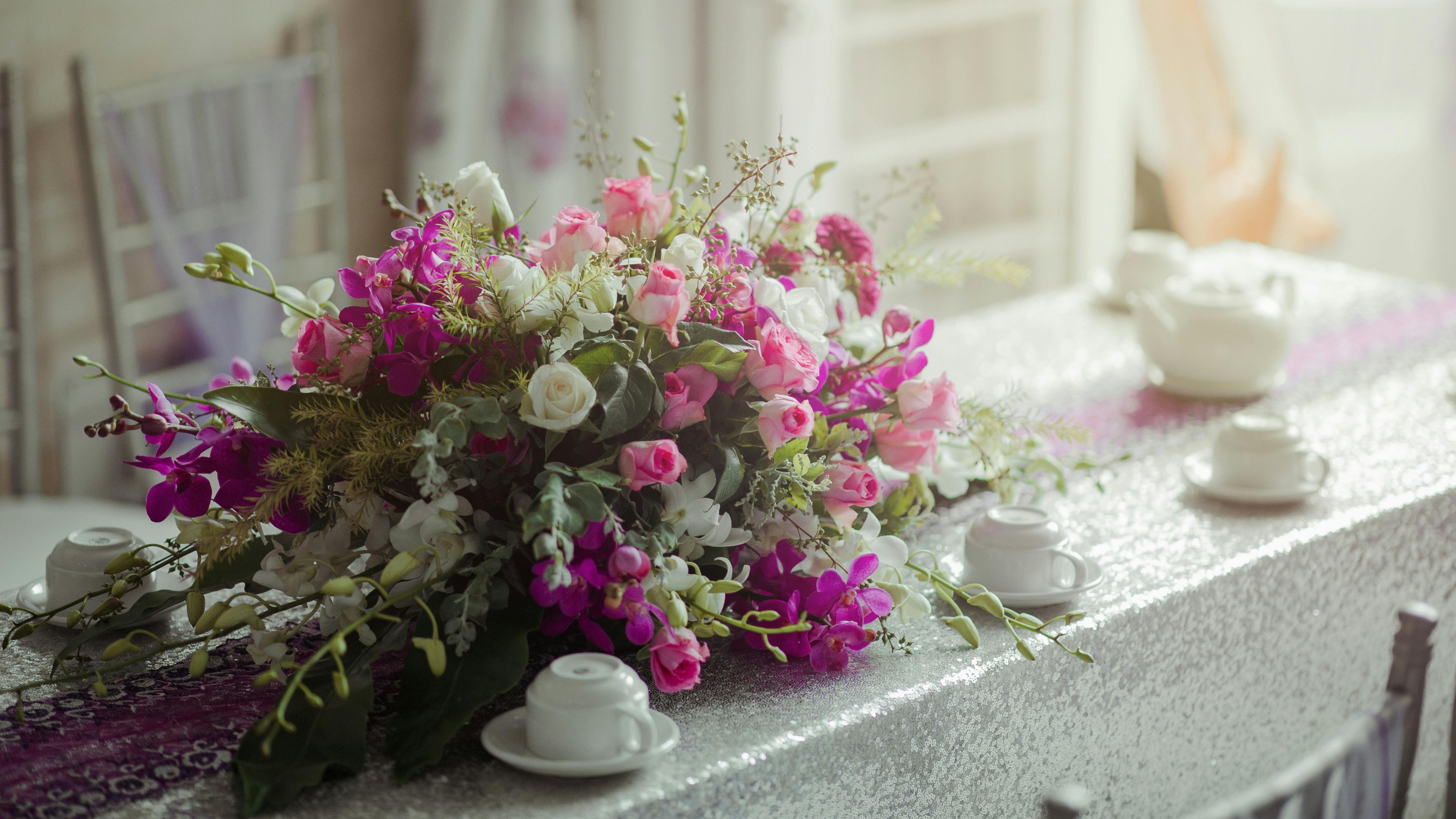 Tischschmuck aus frischen Blumen für Unternehmen in Südbaden